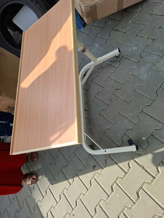 Vand masa pliabila pe roti.