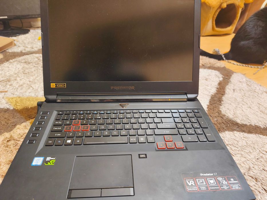 Vand laptop Acer  Predator G5-793 defect
