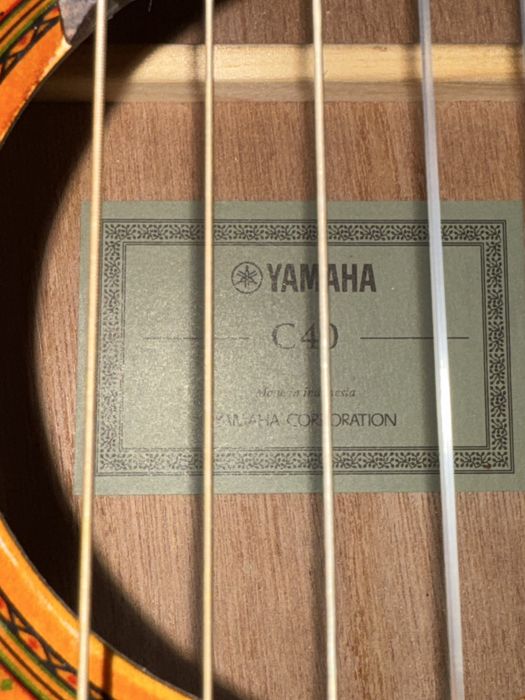 Продаётся классическая гитара Yamaha C40