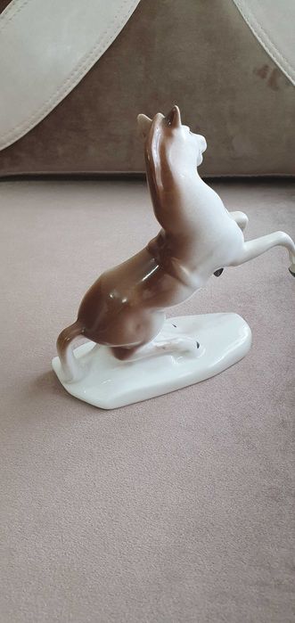 Bibelou din porțelan fin de calitate ,,Cal nărăvaș", fabricat de Cero