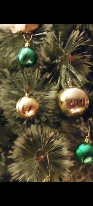 Новогодняя ёлочка вместе с игрушками .