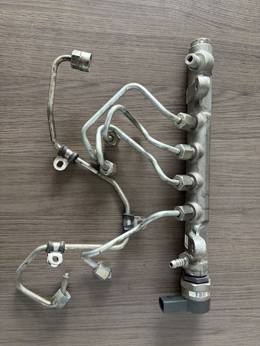 Set 4 injectoare Passat + rampa injectoare cod 03L089C, 170 cai, CBBB.