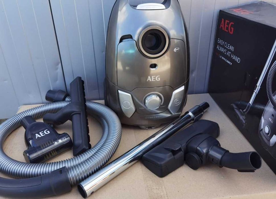 Aspirator AEG VX4-1-GM-T cu sac