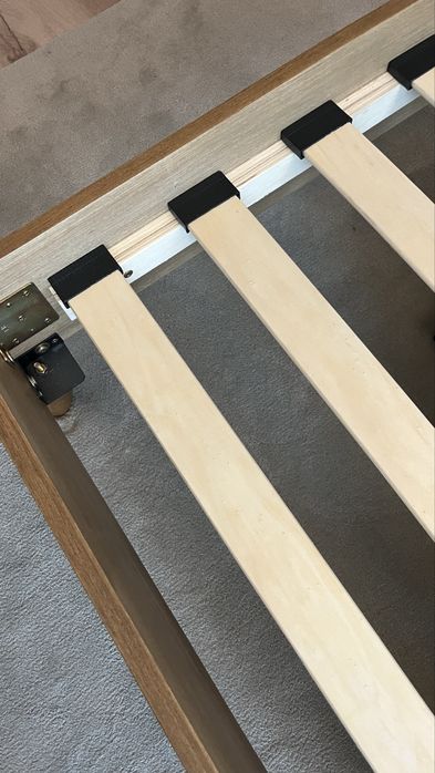 Pat tapitat din lemn masiv cu somiera 160x200 cm