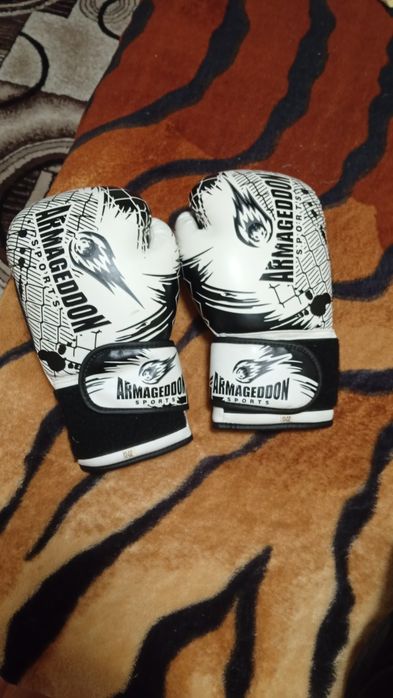 Vând mănuși de box ARMAGETON și tibiere Armura noi nouțe