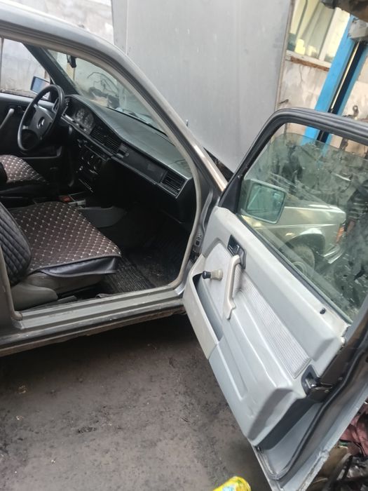 Мерседес. 190.2л бензин