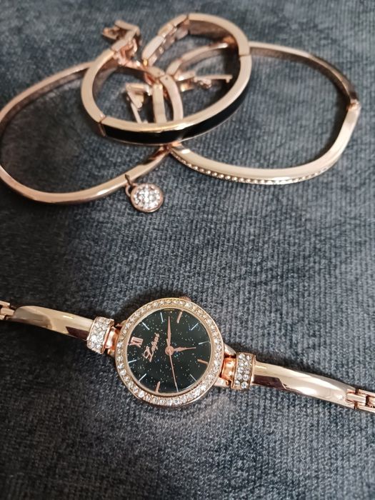 Чисто нов часовник и три гривни .