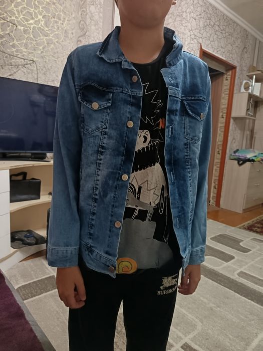 Продается Джинсовка, обсалютно новая на 10 - 11 лет