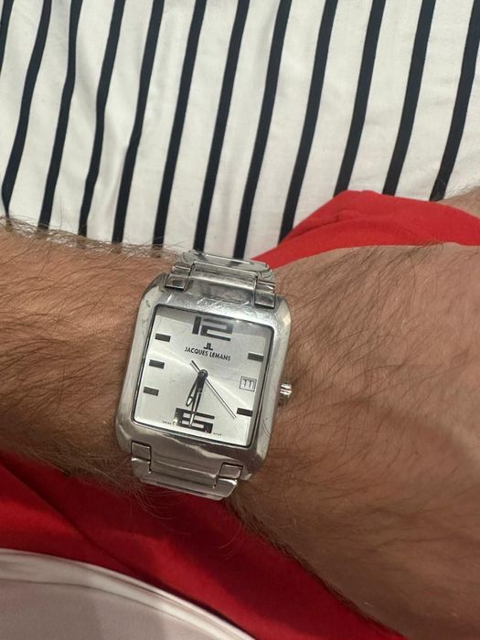 Ceas Jaques Lemans barbati , este folosit nu prezinta nicun defect