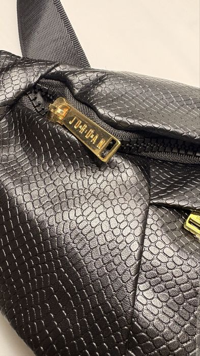 Borseta Jordan neagra cu detalii aurii.