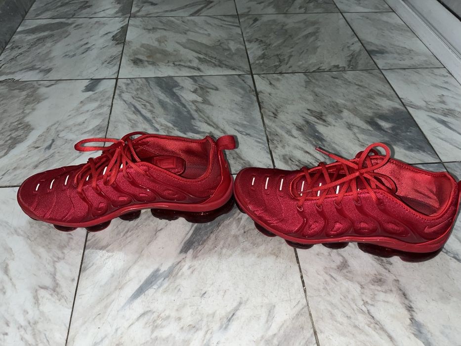 Обувки vapormax plus red