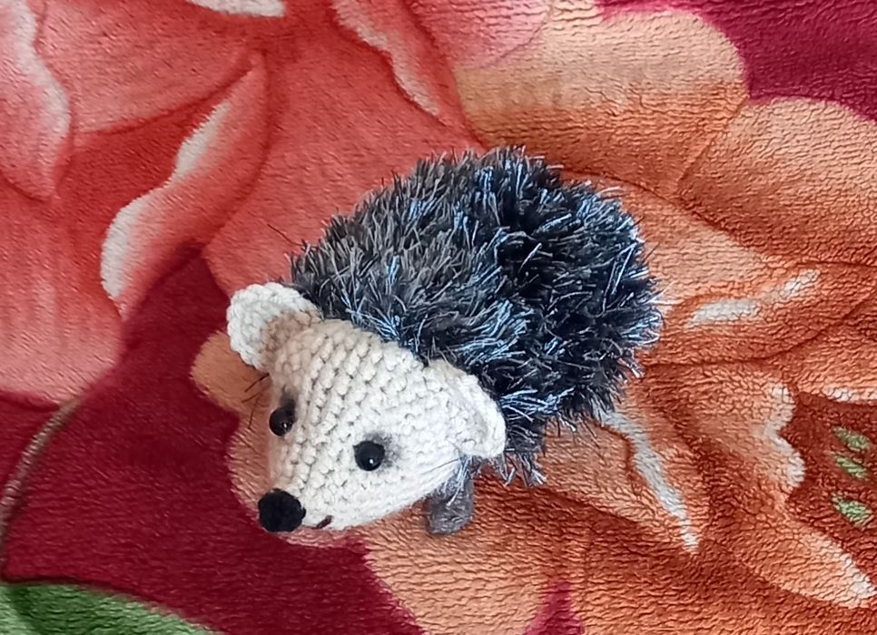 Миленький вязаный ёжик