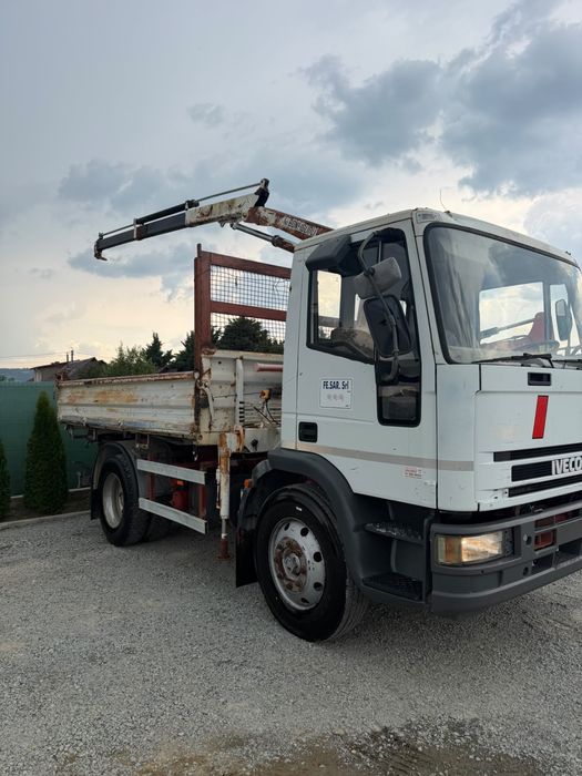 Camion basculabil cu macara