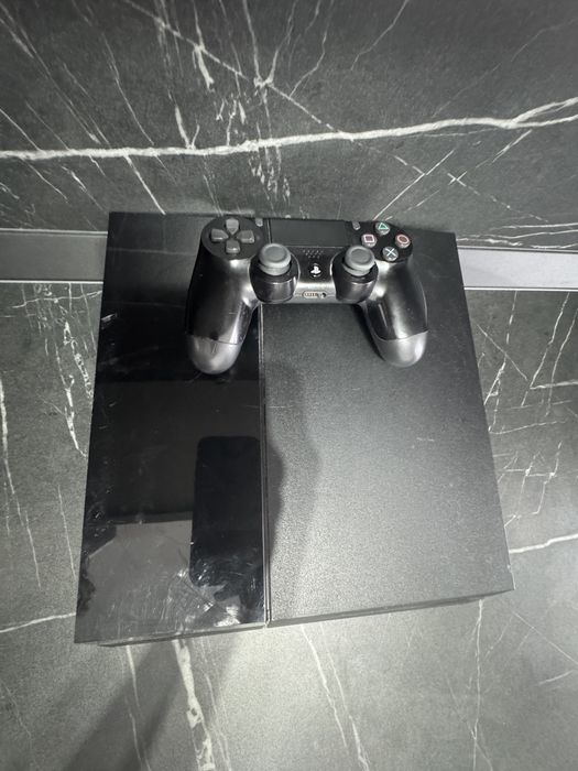 Playstation 4  cu o consola