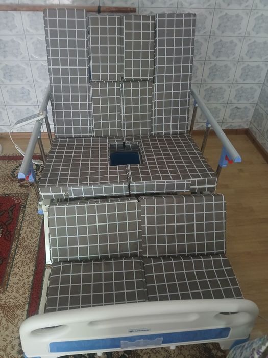 Se vinde pat medical electric rabatabil cu telecomandă +saltea antiescare.Stare:  FOARTE BUNĂ