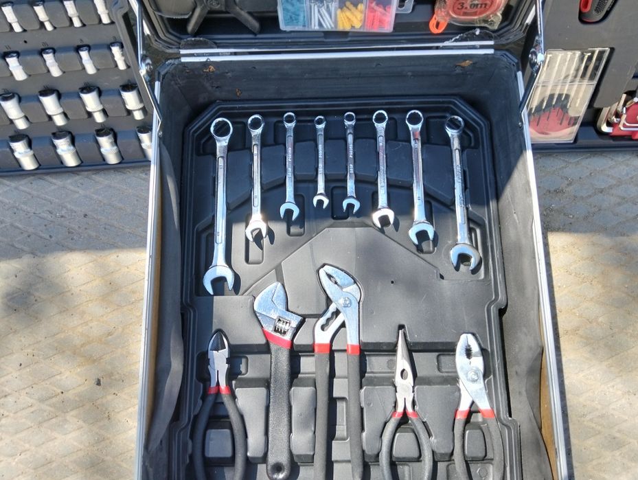 Продам чемодан-набор инструментов