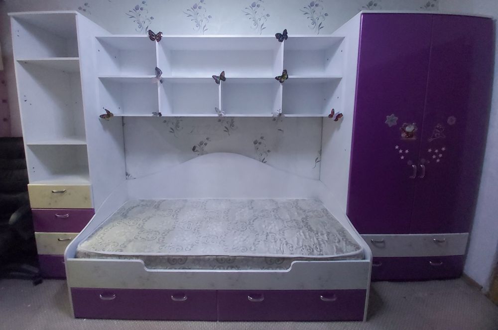 Продам спальный гарнитур,для девочки.