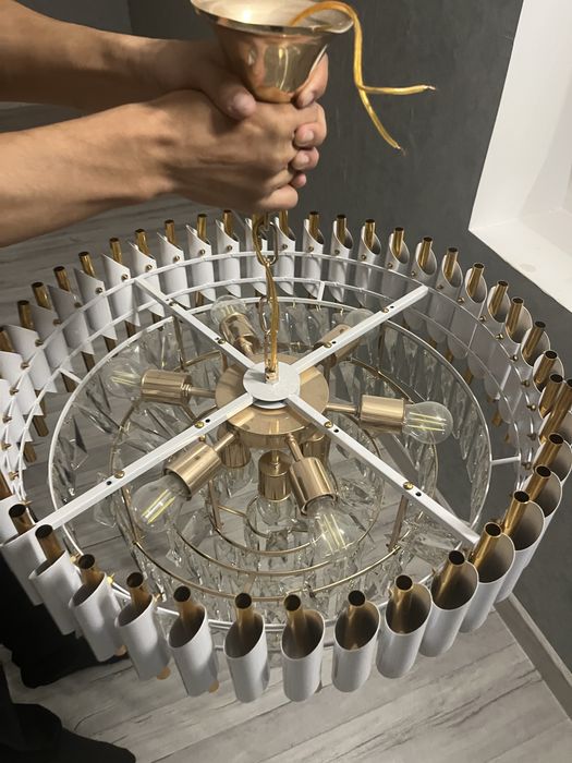 Продам люстру E14 8 шт Лампочек