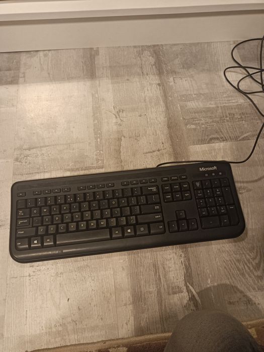Vând urgent 3 tastaturi  + mouse de fiecare