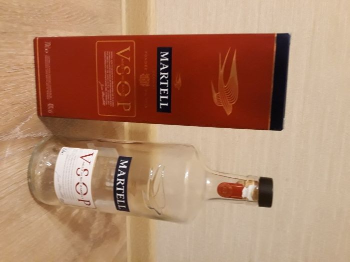 Бутилка с кутия от коняк Martell V.S.О.Р red barrels за колекция