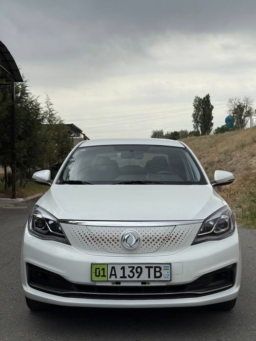 Электромобиль DongFeng E70