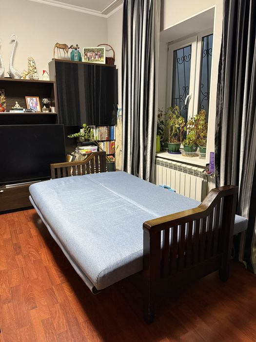 Диван из натурального дерева, раскладывается