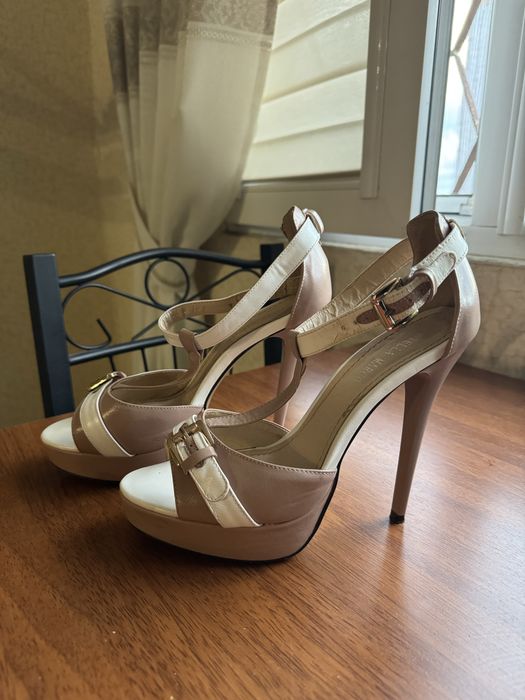 Босоножки на каблуке