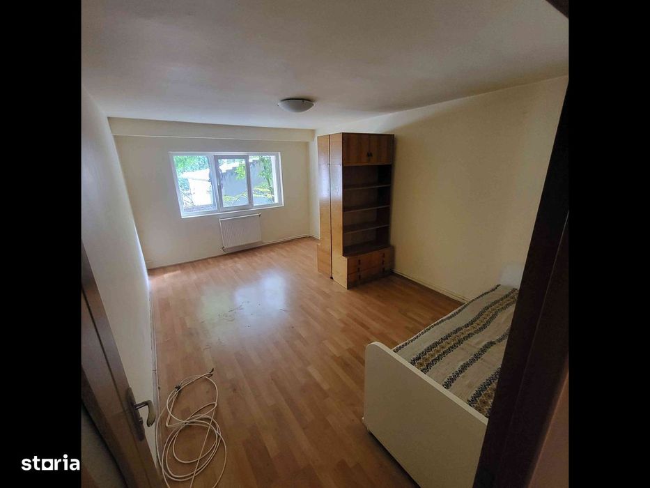 Vand apartament 2 camere în Plopilor