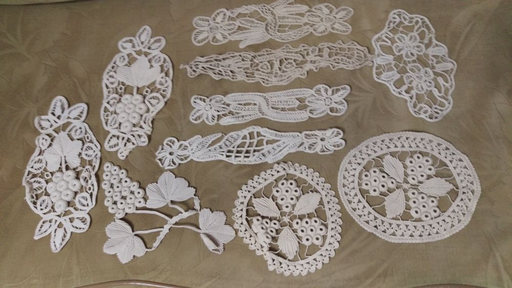 Vând-schimb milee lasetă, picturi neinramante, un bibelou peste sticla