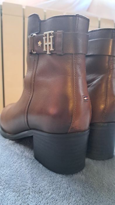 Botine Tommy Hillfiger originale elegante, vin bine pe picior subtiind