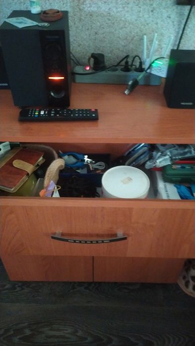 Продам универсальную люстру и тумбочку