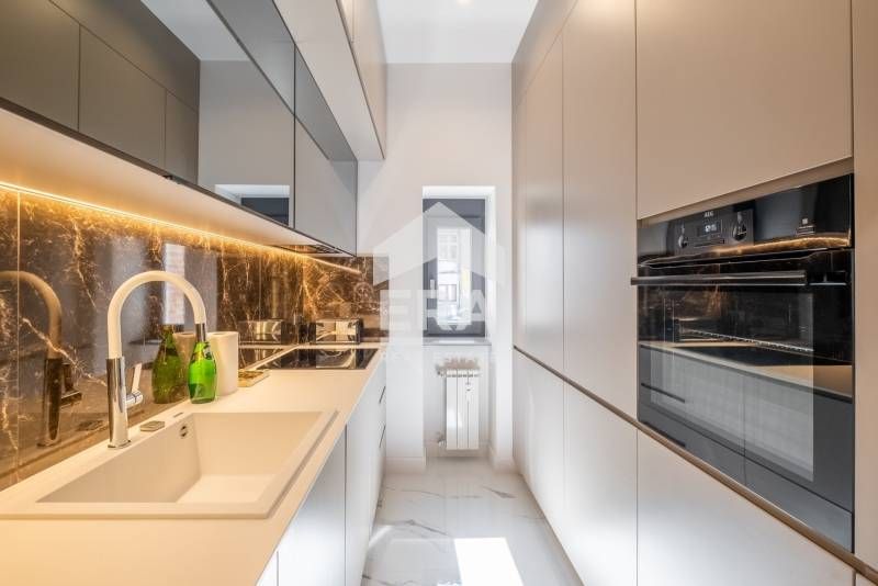 Дава се под наем Тристаен апартамент в София, Център - 120 кв.м за 3590.4 € - Снимка #10