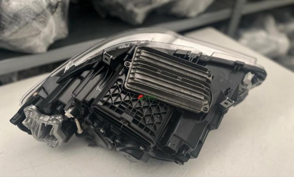 Бмв ф10/11 фар десен Adaptiv ( завиващ )