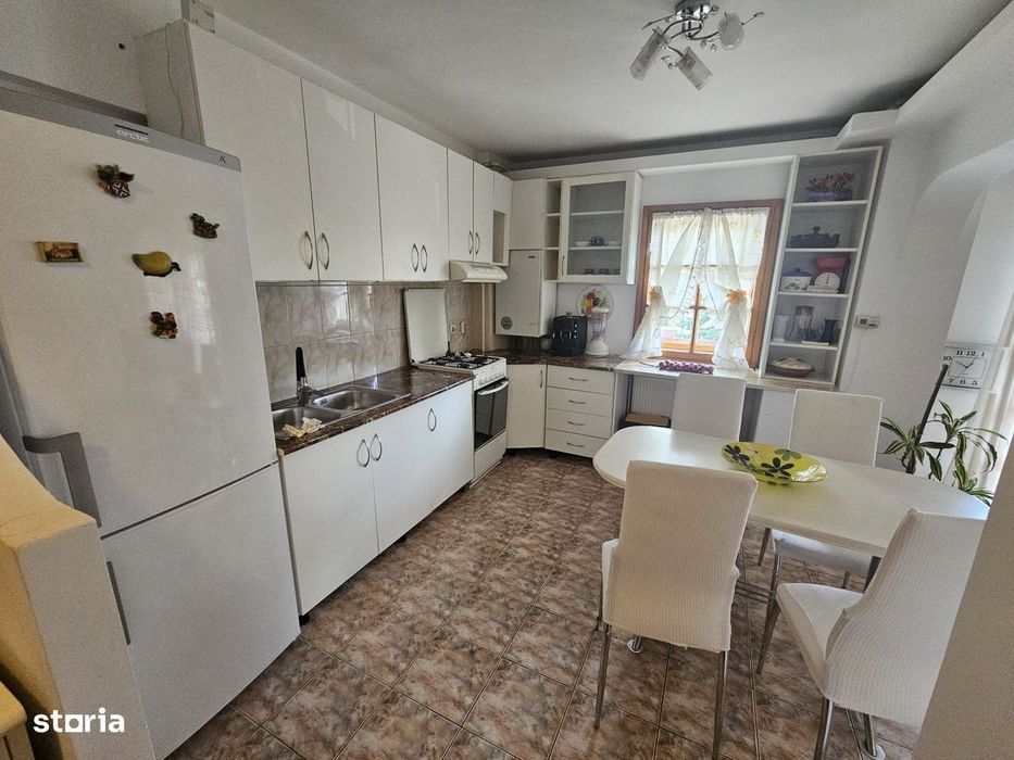 Apartament cu 3 camere de închiriat în Curtea de Argeș.