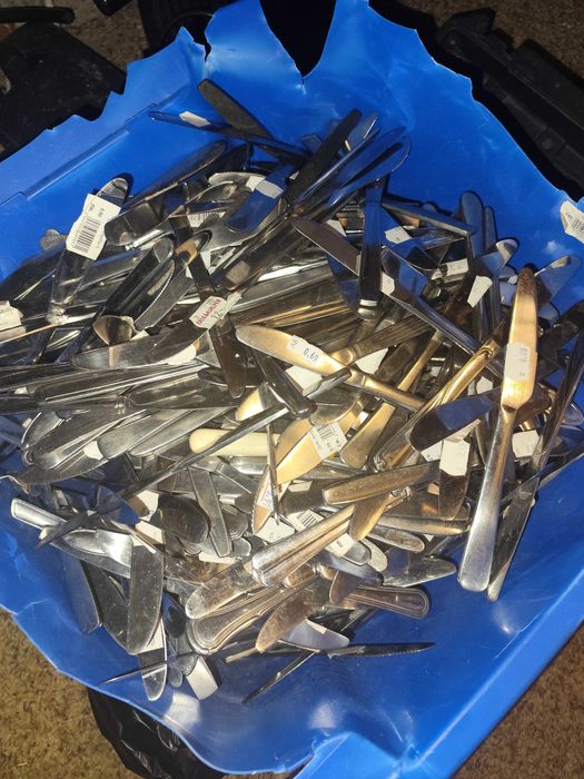 Продават се нови ножове  за ресторант 600броя ножове нови със едикет