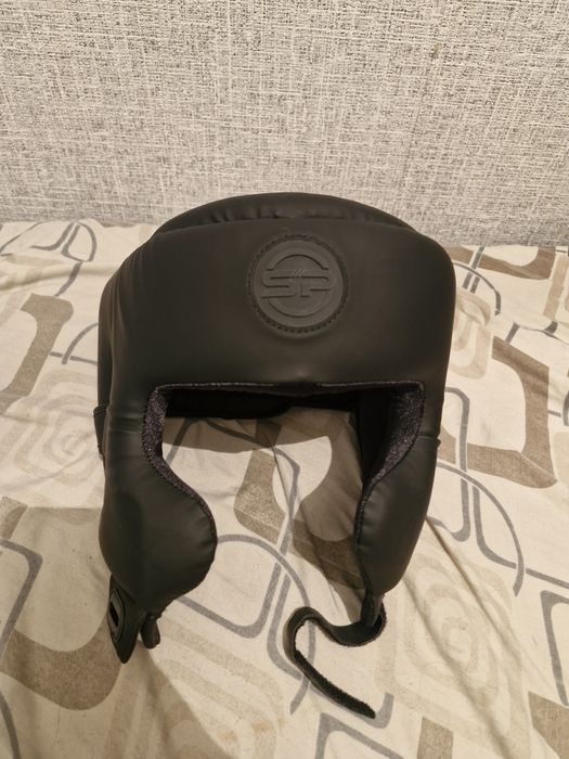 Новый, неношенный боксерский шлем