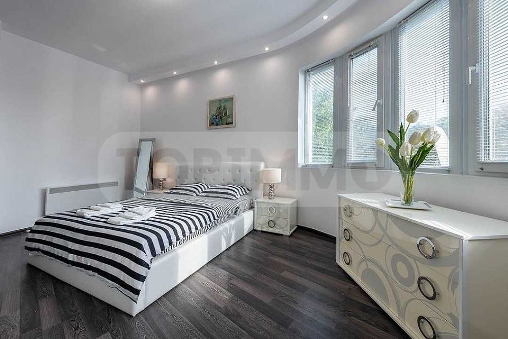 Дава се под наем Тристаен апартамент в Варна, Център - 110 кв.м за 897.6 € - Снимка #6