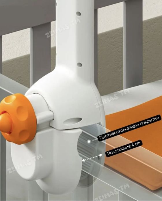 Игрушечный мобиль на кровать