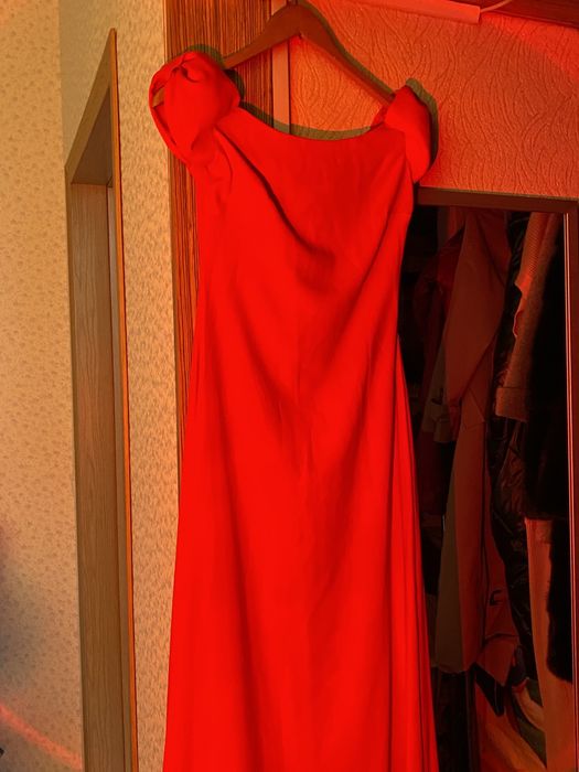 Красное платье