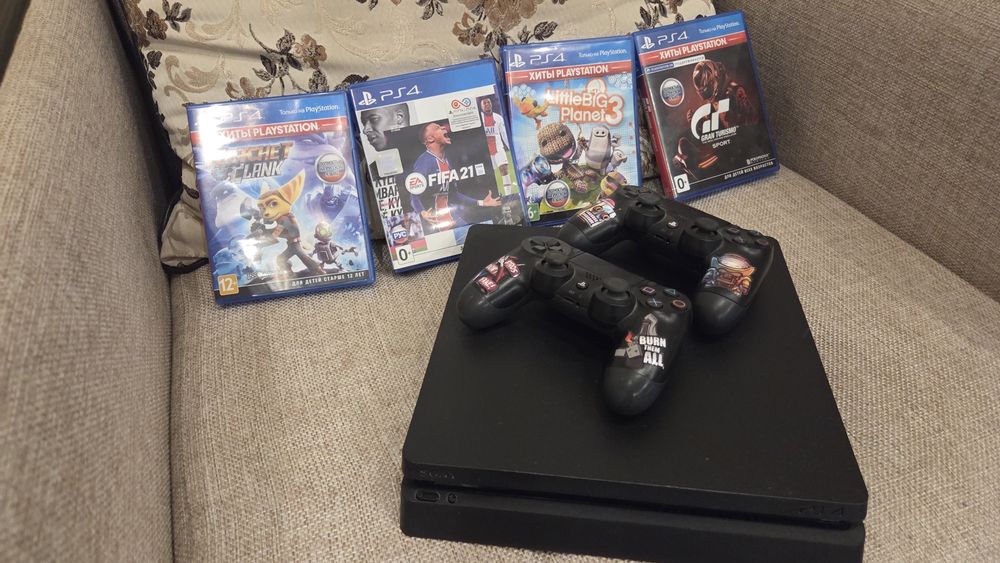 Playstation 4 комплект с играми и джостиками.