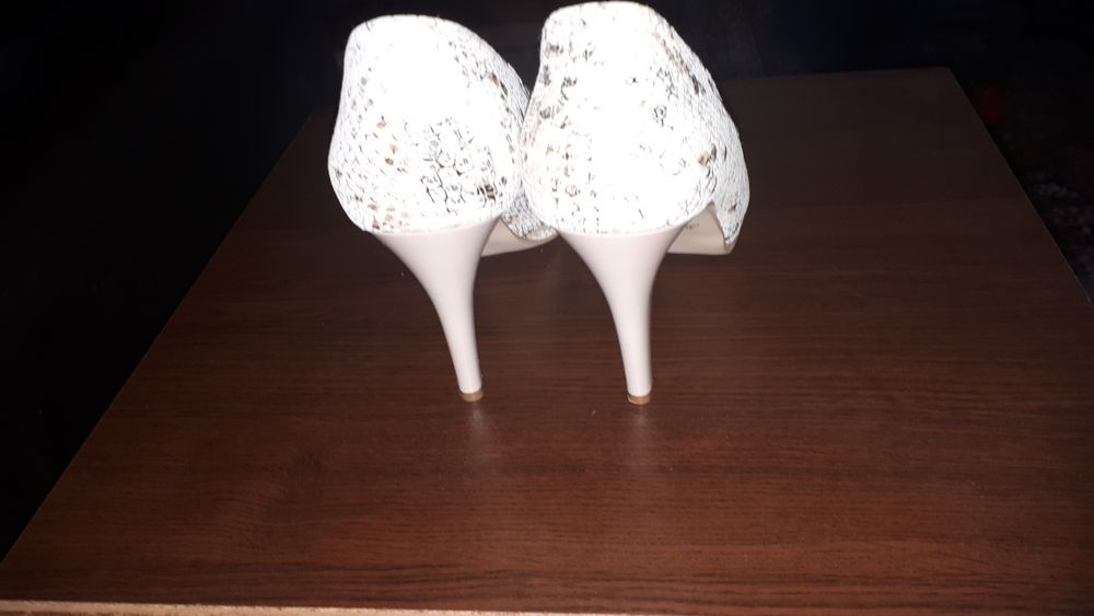 Pantofi damă Baldaccini, mărimea 39, piele bej cu textură croco