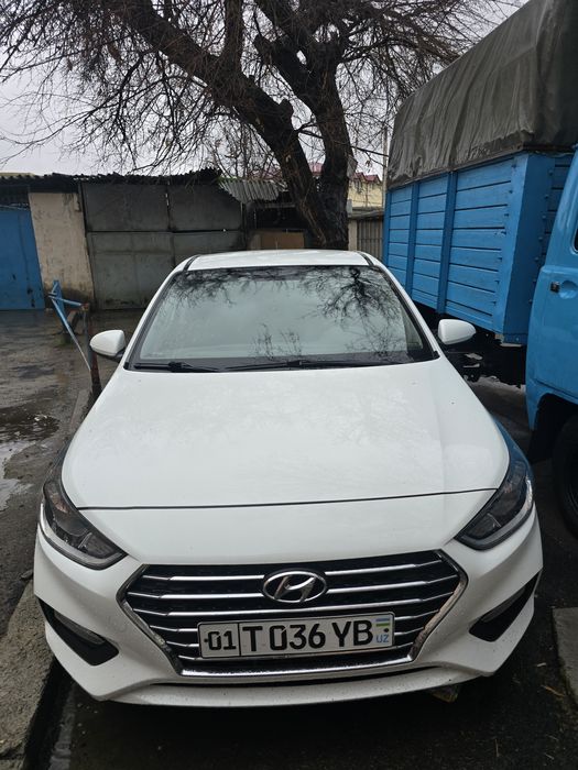 Hyundai accent  srochna sotiladi