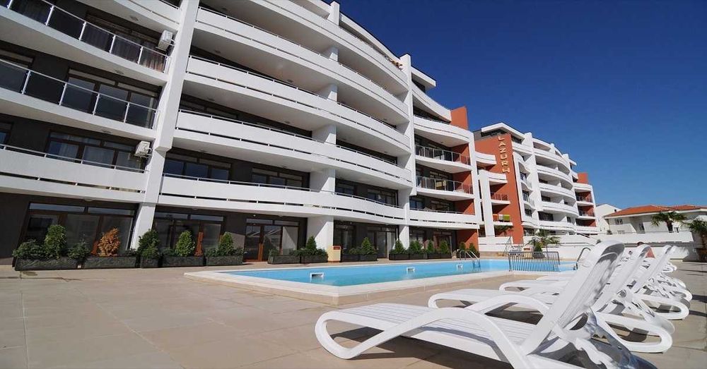 Двустаен апартамент на метри от плажа в к-с "Лазур 5"