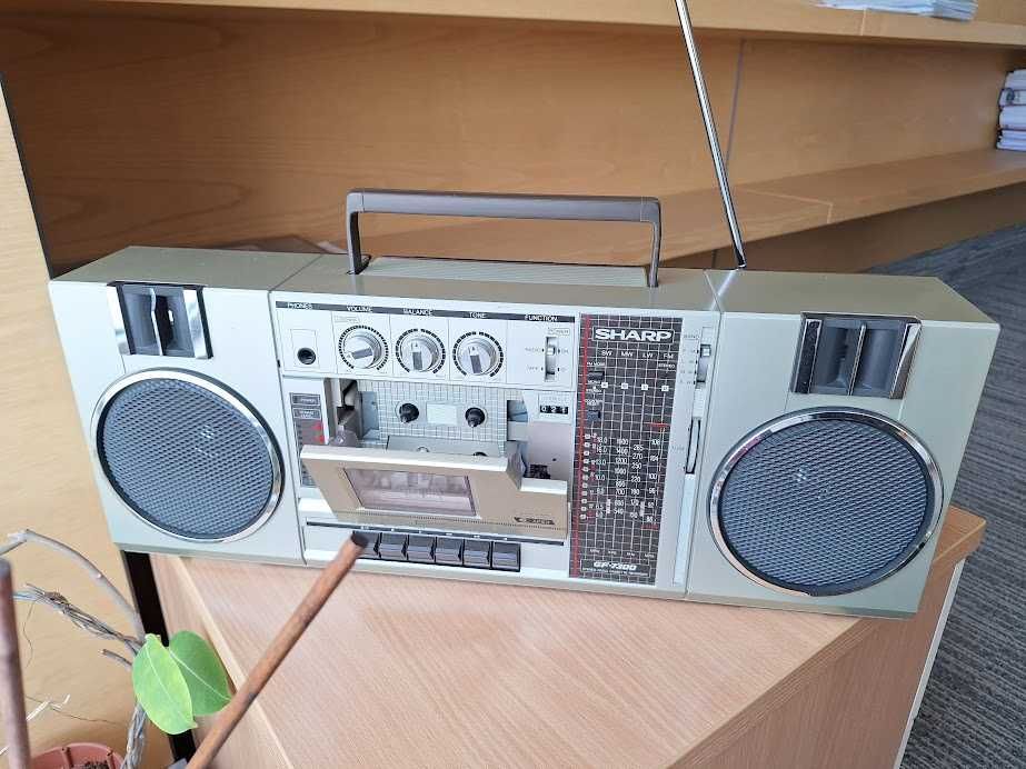 Стерео радиокасетофон Sharp GF-7300HG. Всичко работи, като нов.