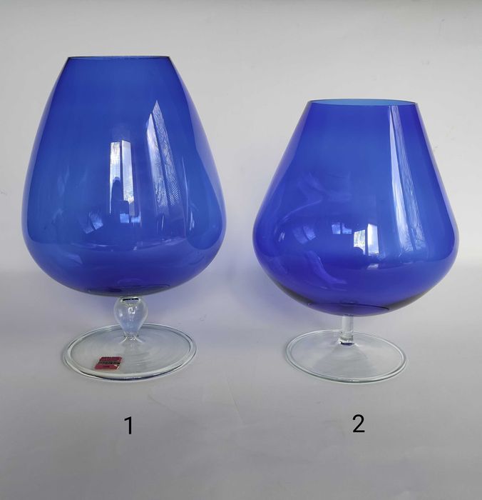 Две големи тънкостенни чаши от цветно стъкло