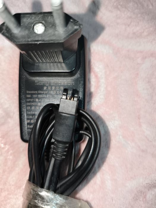 Sony Ericsson (ретро телефон) + зарядка