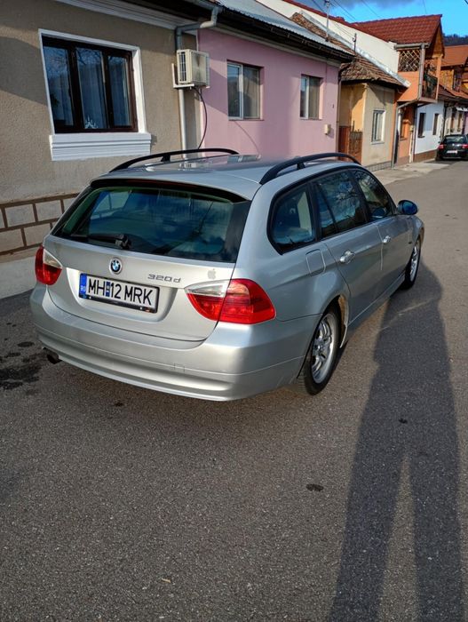 Vând BMW 320D...