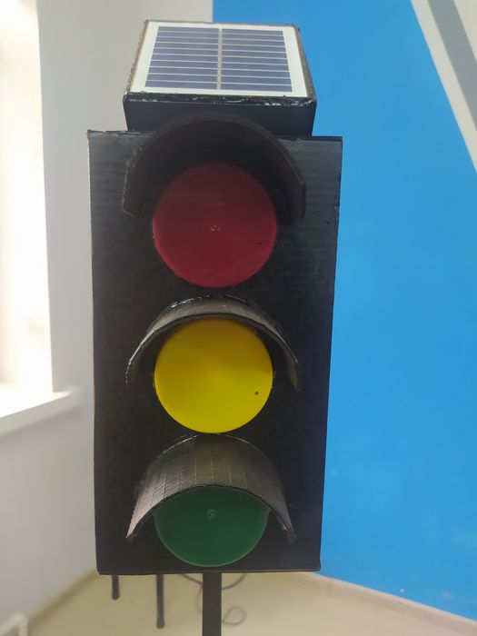 Svetafor aʼlo darajada hudi koʻchadagidek ishlaydi quyosh panelida