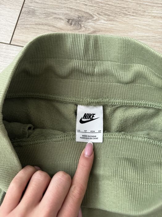 Анцузи Nike.       .