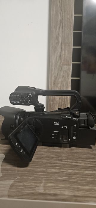 Canon XA11 cameră video profesională + 3 acumulatori + încărcător